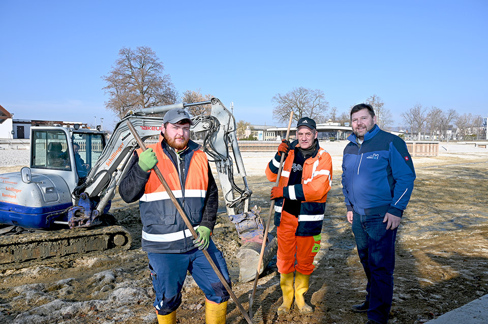 Matthias Kleinhansl und Anton Riegler sowie Wirtschaftshofleiter Johannes Strommer bei den Sanierungsarbeiten. (v. l.) Foto: Gabriele Hohenegger 